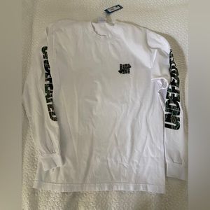 Undefeated men’s Tiger camo logo lockup LS. WHITE. Size Small. New w tags